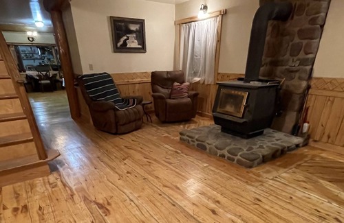 Uinta County Casa | The Mountain House, w/ hot tub, great views. Starlink