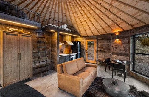 Emigrant Alquiler De RV | The Mountain Yurt (as ft. in Condé Nast)