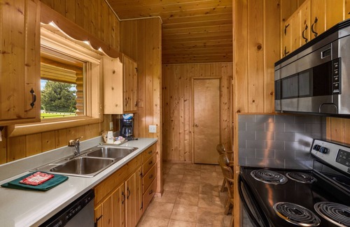 Ennis Cabina | The Mountainside II deluxe is a spacious log cabin 2 bed/2bath