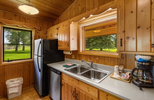 Ennis Cabina | The Mountainside II deluxe is a spacious log cabin 2 bed/2bath