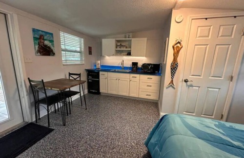 Brooksville Apartamento | The Muddy Mermaid - Neptune's Grotto Old Florida Adventure Retreats