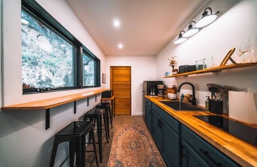 Rogers Apartamento | NEW Unique Hot Tub & Deck | Firepit | Mural | Pets