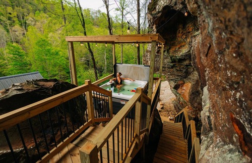 Rogers Apartamento | NEW Unique Hot Tub & Deck | Firepit | Mural | Pets