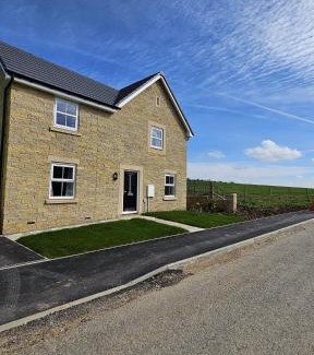 Buxton Casa | The Neal's 4 Bedroom House in Buxton Sleeps 8