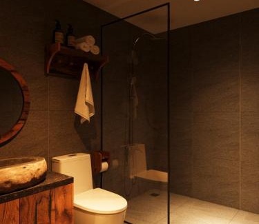 District 5 Apartamento | The Neon Pulse Saigon-Nightlife Loft with Rooftop Pool & Elevator-Near Nguyễn Huệ Street
