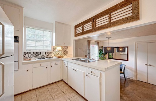 Garden Oaks Casa | Garage Apt 2br