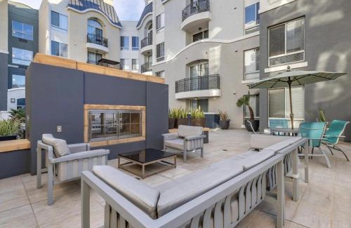 Del Rey Apartamento | The Nest a Spacious 1 Bedroom Apartment with a Pool View