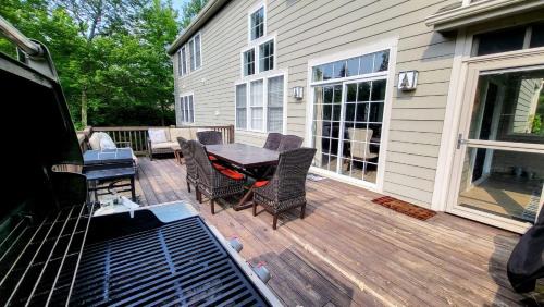 Pocono Pines Casa | The Nest at Pinecrest by AvantStay Spacious Deck Game Room Fire Pit