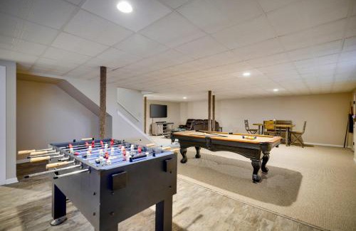 Pocono Pines Casa | The Nest at Pinecrest by AvantStay Spacious Deck Game Room Fire Pit