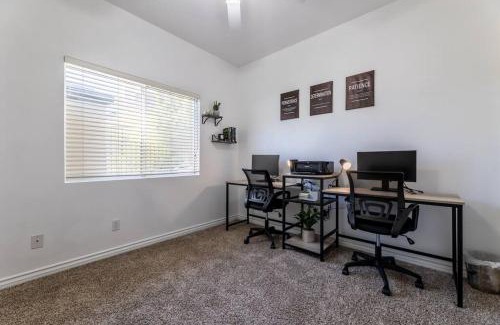 Santa Clarita Casa | The Nest at Woodside: Lux LA getaway + office/spa