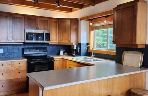 Snow Pine Estates Chalet De Esquí | The Nest | Big White - ski-in/out w new hot tub & view of Monashee Mountains