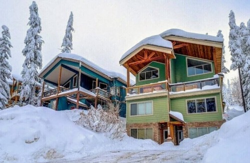 Snow Pine Estates Chalet De Esquí | The Nest | Big White - ski-in/out w new hot tub & view of Monashee Mountains