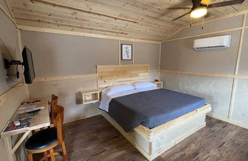 Pipe Creek Cabina | The Nest Cabin Resort - Hummingbird #7