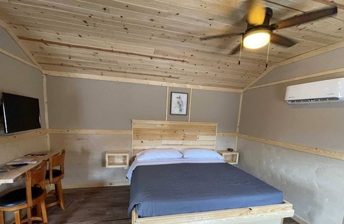 Pipe Creek Cabina | The Nest Cabin Resort - Hummingbird #7