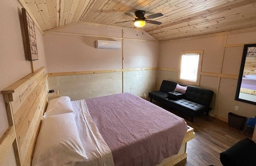 Pipe Creek Cabina | The Nest Cabin Resort - Roadrunner #8
