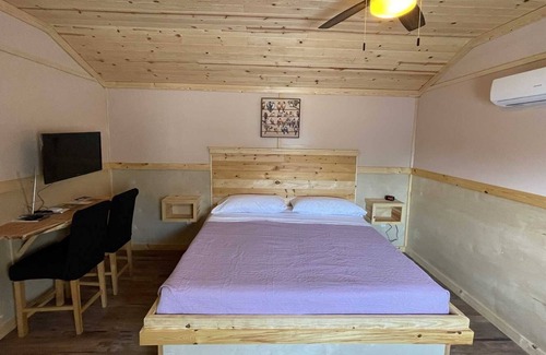 Pipe Creek Cabina | The Nest Cabin Resort - Roadrunner #8