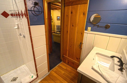 Twin Peaks Hotel | The Nest Duplex - Studio | One Bed | ¾ Bathroom | Sleeps Two