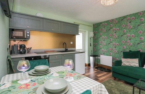 Rowrah Cabaña | THE NEST, family friendly, with a garden in Arlecdon