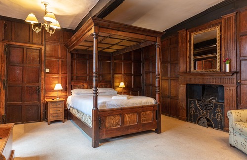 Gloucester Hotel | The New Inn by Roomsbooked
