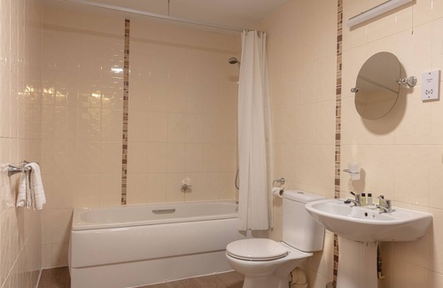 Gloucester Hotel | The New Inn by Roomsbooked