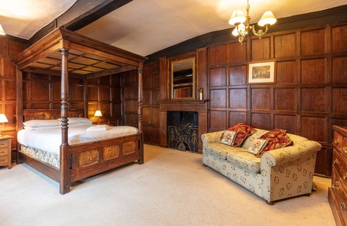 Gloucester Hotel | The New Inn by Roomsbooked