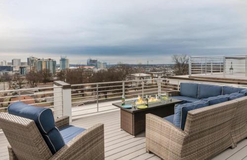 Edgehill Casa | The NEW Nashview Rooftop-Skyline View - Sleeps 12