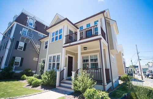 Yachting Village Casa | The Newport Lofts - 611 Thames Street