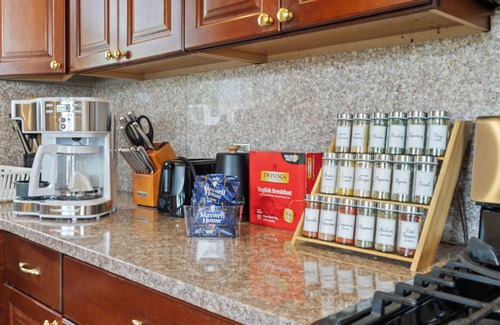 Medford Casa | The Niche: A cozy perfection! Newly Renovated Family Friendly! Near Boston