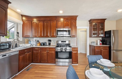 Medford Casa | The Niche: A cozy perfection! Newly Renovated Family Friendly! Near Boston