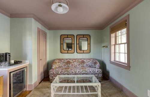 Harleston Village Cama Y Desayuno | The Nicholas Carriage King Suite - Walk to King