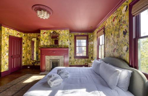 Harleston Village Cama Y Desayuno | The Nicholas George's King Suite- Walk to King
