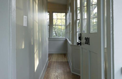 Harleston Village Cama Y Desayuno | The Nicholas Veranda King Suite - Steps to King