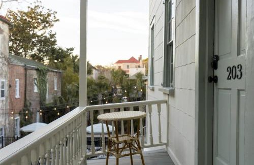 Harleston Village Cama Y Desayuno | The Nicholas Veranda King Suite- 1 Block to King