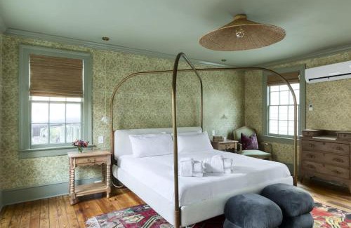 Harleston Village Cama Y Desayuno | The Nicholas Veranda King Suite- 1 Block to King