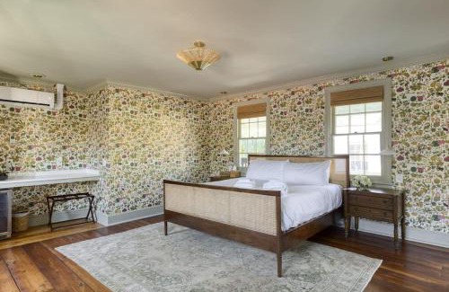 Harleston Village Cama Y Desayuno | The Nicholas Veranda King Suite - Walk to King