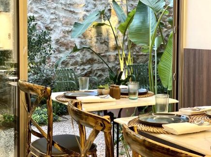 Zografos Hotel | THE NIXON Luxury Suites and Apartment Hotel