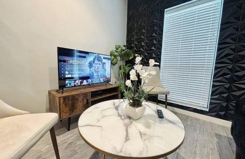 Downtown Des Moines Apartamento | The Noir Nest