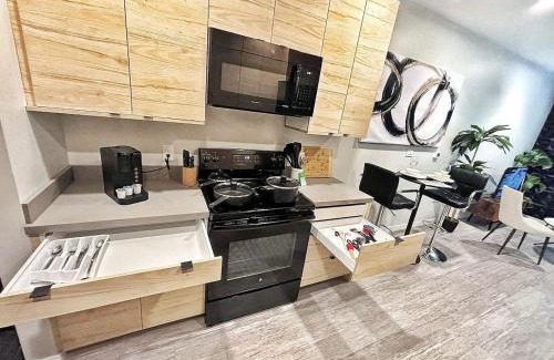 Downtown Des Moines Apartamento | The Noir Nest