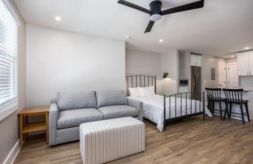 Hillsboro West End Apartamento | The Nomad: 4 1BRs 2 Studios 24-Guest Retreat