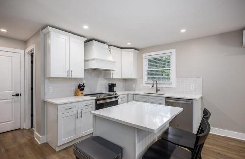 Hillsboro West End Apartamento | The Nomad: 4 1BRs 2 Studios 24-Guest Retreat