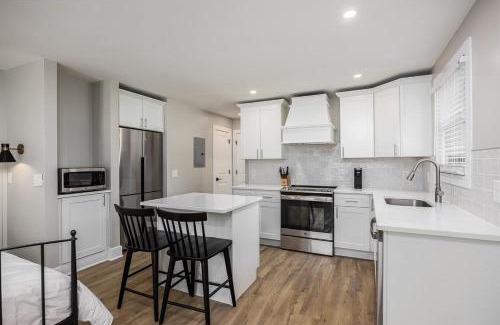 Hillsboro West End Apartamento | The Nomad: 4 1BRs 2 Studios 24-Guest Retreat