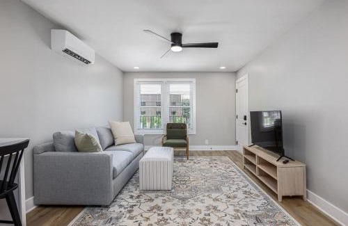 Hillsboro West End Apartamento | The Nomad 8BR Buyout 32 Guests in Hillsboro