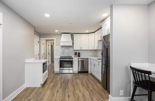 Hillsboro West End Apartamento | The Nomad 8BR Buyout 32 Guests in Hillsboro