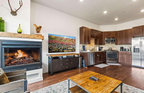 Kimball Junction Casa | The Nook at Newpark-Mountain days Hot tub nights