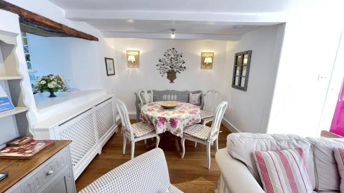 Dittisham Casa | The Nook - Charming cottage, modern living with original features, perfect private garden