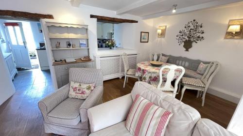 Dittisham Casa | The Nook - Charming cottage, modern living with original features, perfect private garden
