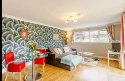 Shottery Casa | The Nook located in a beautiful garden setting with parking