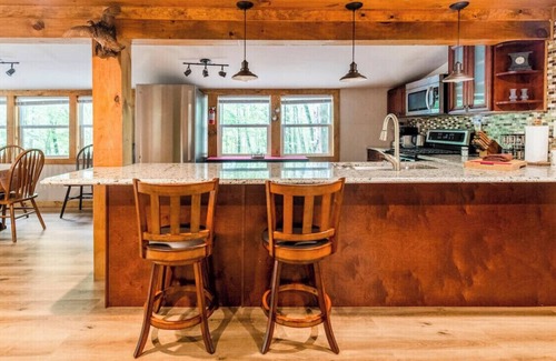 East Stroudsburg Cabina | The Nook - lodge cabin with hot tub at Shawnee Mtn