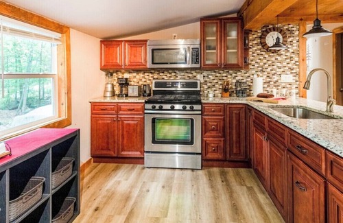 East Stroudsburg Cabina | The Nook - lodge cabin with hot tub at Shawnee Mtn
