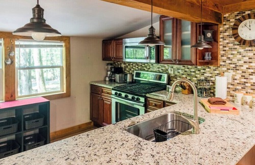 East Stroudsburg Cabina | The Nook - lodge cabin with hot tub at Shawnee Mtn